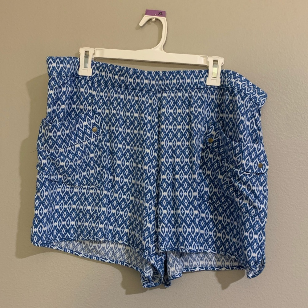 Gap blue and white flowy shorts with gold buttons